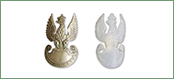 Orzełek wojskowy żołnierza PSZ na Zachodzie<br/>
Wymiary: 3,2 x 5,3 cm<br/>
<br/>
Na początku 1940 roku wykonano w Paryżu orła, który następnie stał się wzorem dla emblematów powszechnie używanych w Polskich Siłach Zbrojnych w ZSRR, na Bliskim Wschodzie, we Włoszech i Wielkiej Brytanii. Jego zmniejszoną wersję noszono później na furażerkach.

