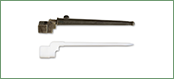 Bagnet do karabinu Lee Enfield<br/>
Wymiary: dł. 27 cm<br/>
<br/>
Żołnierze Polskich Sił Zbrojnych na Zachodzie tworzonych w Wielkiej Brytanii i na Bliskim Wschodzie, używali broni angielskiej. Większość oddziałów 2 Korpusu Polskiego uzbrojona była w karabin Lee Enfield Nr 4 Mark 1. Do tego typu broni przeznaczony był krótki bagnet tzw. gwóźdź, używany również w charakterze szpilki minerskiej. 
