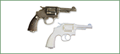 Rewolwer SmithWesson, wz. 1905, kal. 9 mm<br/>
Wymiary: dł. 22 cm<br/>
<br/>
Rewolwer M1905 (tak zwany Victory Model) został opracowany w amerykańskich zakładach Smith&Wesson w Springfield (stan Massachusetts). Pierwotnie powstał na potrzeby żołnierzy brytyjskich, walczących na frontach I wojny światowej. Oficerowie PSZ na Zachodzie nosili rewolwery w brezentowym pokrowcu, przy lewym boku. Do kolby rewolweru, do kółka, mocowany był sznur bawełniany w kolorze ochronnym, który zasadniczo nosiło się na szyi, chociaż zawieszano go również na prawym ramieniu (pod naramiennikiem).


